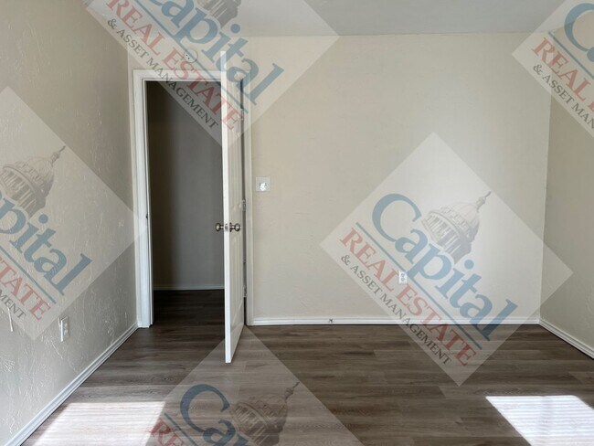 Building Photo - Great 4 Bedroom!!!