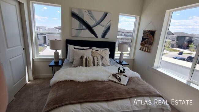 Building Photo - 647 Rollins Aly