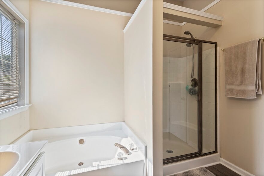 Building Photo - 2260 Winthrope Way Dr