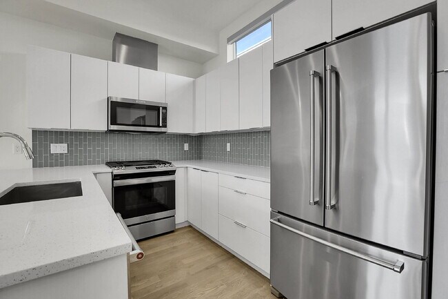 Building Photo - $3,100.00 - 2 Bedrooms, 2.2 Bathrooms, Townhouse in Denver with Roof Deck!