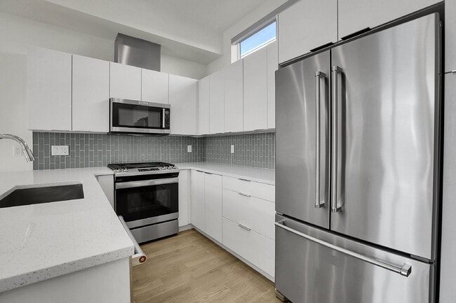 Building Photo - $3,200.00 - 2 Bedrooms, 2.2 Bathrooms, Tow...