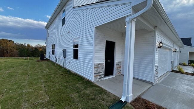 Building Photo - 403 Mariene Dr