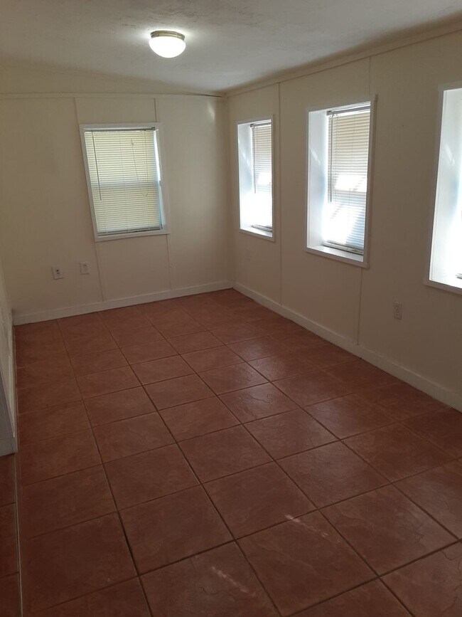 Building Photo - Annual unfurnished 2/1 SFH near Ringling College