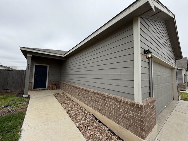 Building Photo - 1607 Decano Ln