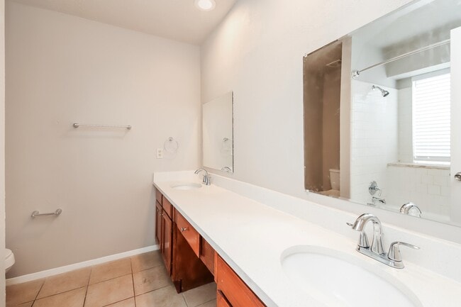 Building Photo - 10930 Rosewood Ct