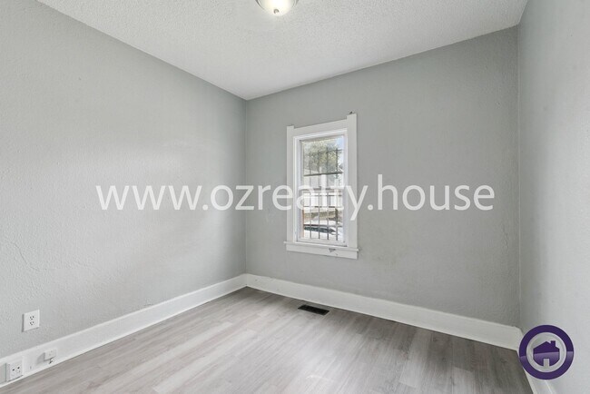 Building Photo - Cozy Two-Bedroom Home with Fresh Updates a...