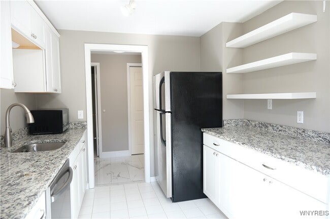 Building Photo - 32 Bernhardt Dr