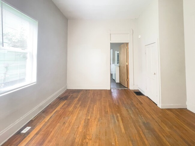 Building Photo - PRELEASING for AUGUST! Close to Campus