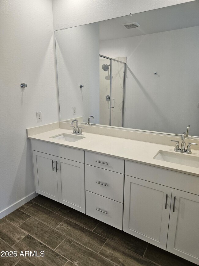 Building Photo - 3357 S Primrose