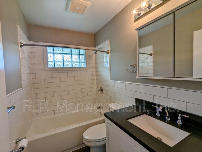 Building Photo - 1194 Laurie Rd W