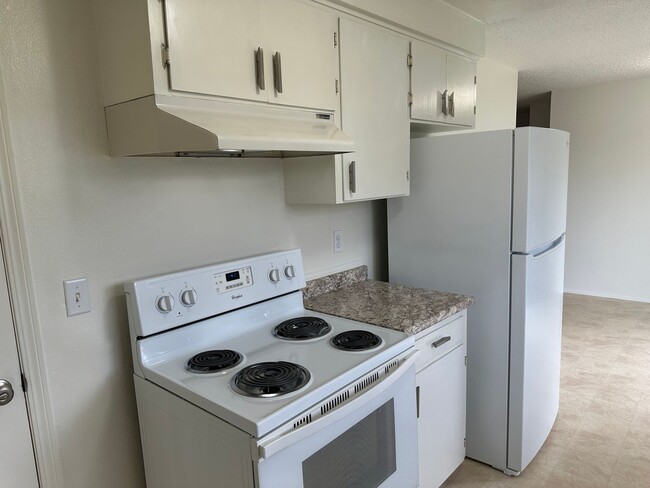 Building Photo - Updated 2 bed 1 bath dulpex in Springfield!