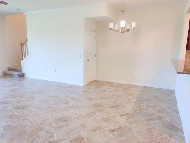 Building Photo - Annual Unfurnished 3 Bedroom, 2.5 Bath Tow...