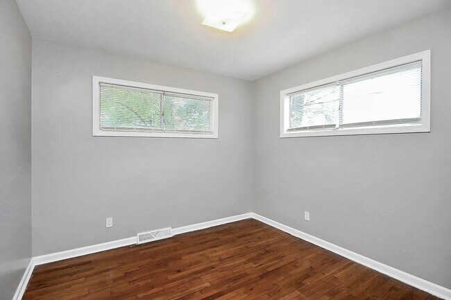 Building Photo - 2244 English Dr
