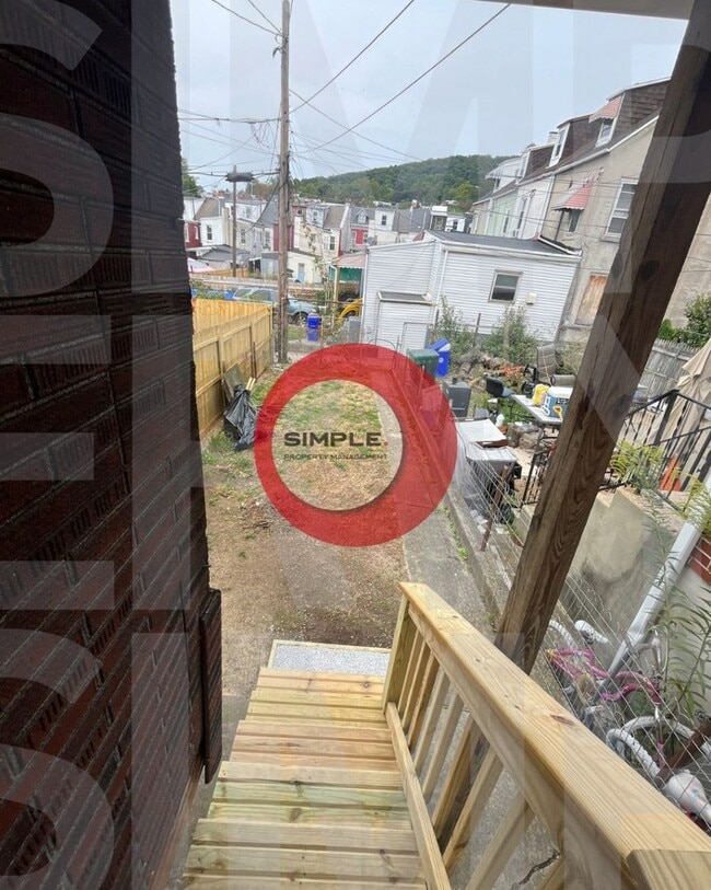Building Photo - Three Bedroom Townhome