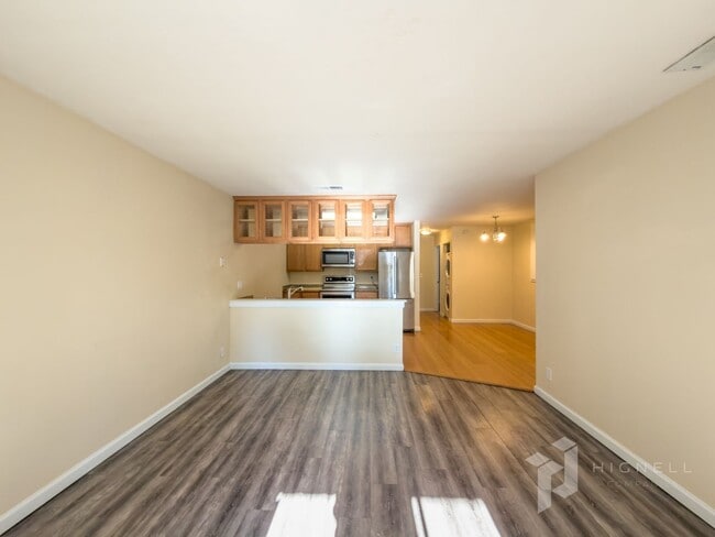 Building Photo - Gated Community, 3 Bed Condo!