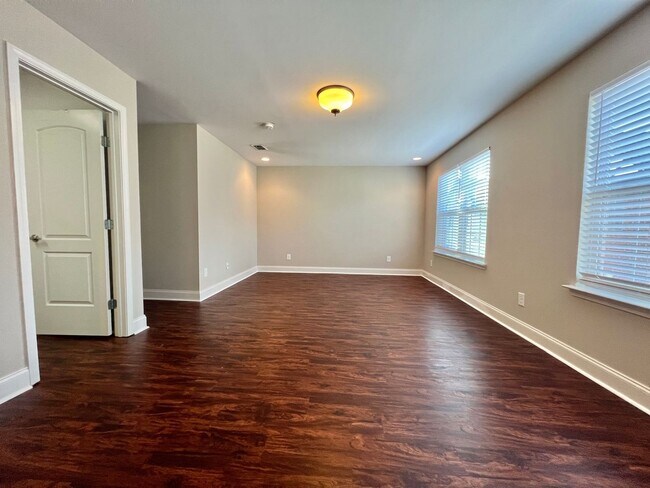 Building Photo - 3 Bed, 2.5 Bath Townhome 1 Mile from Downtown Franklin