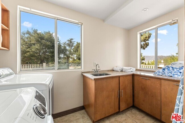 Building Photo - 3200 Oakley Dr