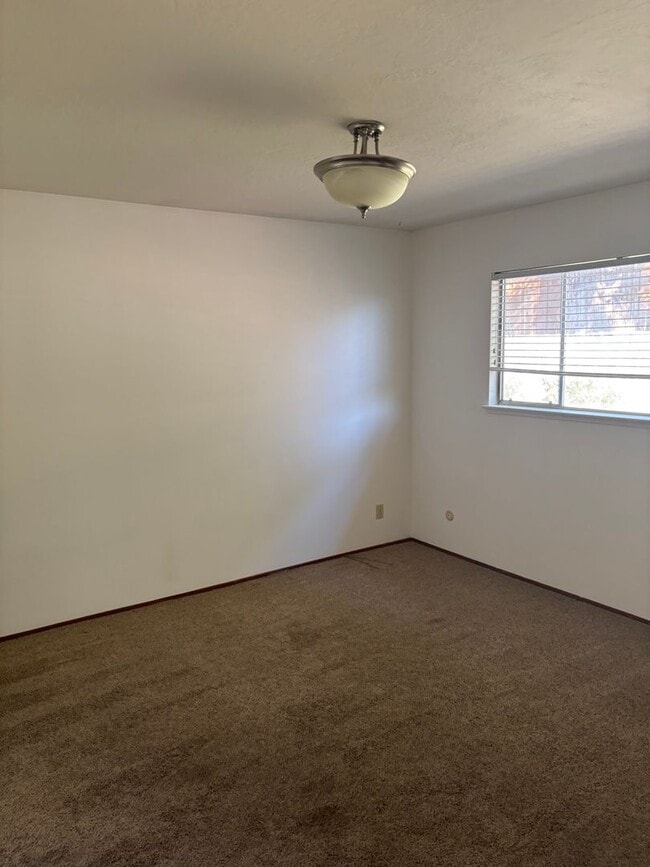 Building Photo - 4 bedroom 2 bath upper west side