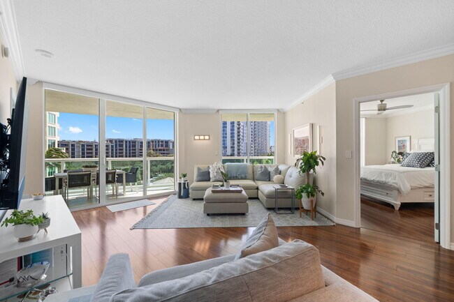 Building Photo - 347 N New River Dr E