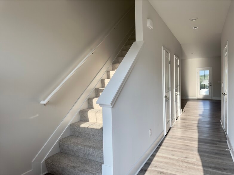 Building Photo - 6 Elliot Ln