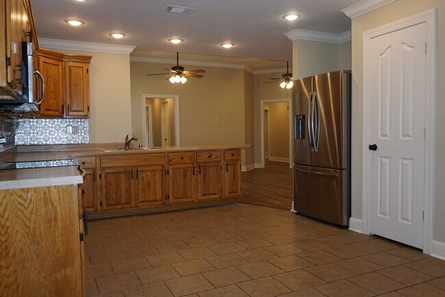 Building Photo - 4 Bed 2 Bath two car garage  Home