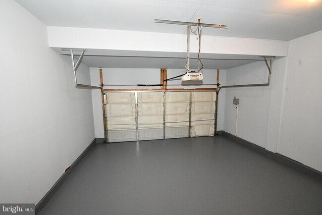 Building Photo - 9 Latham Ln