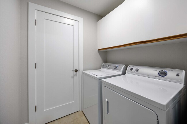 Building Photo - 886 Tanbark Dr