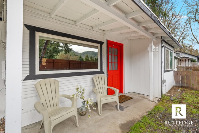 Building Photo - 454 Rogue River Hwy