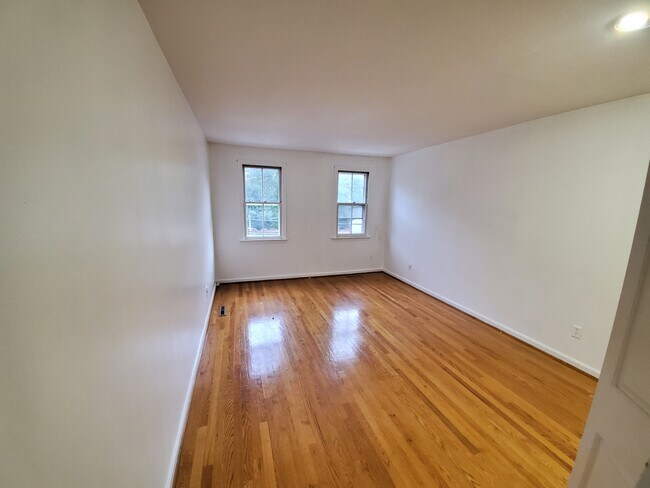 Building Photo - 159 King George St