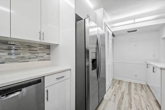 Building Photo - 723 Sunny Pine Way