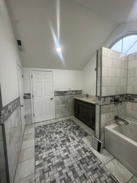 Building Photo - 65 Edgar St
