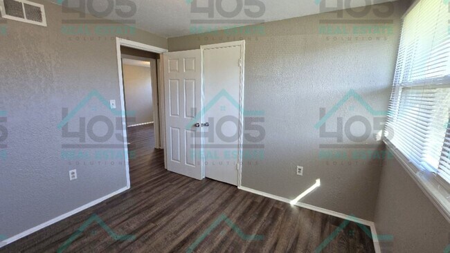 Building Photo - 3 Bedroom in MWC!