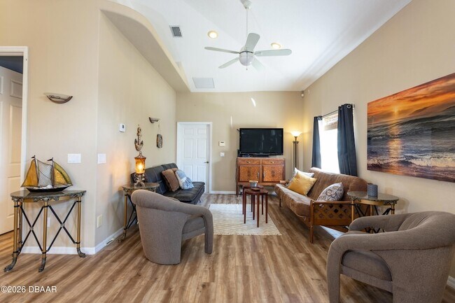 Building Photo - 497 Grandview Ave