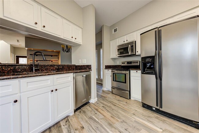 Building Photo - 9400 Doliver Dr