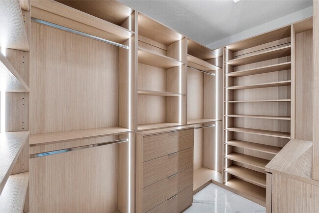 Building Photo - 410 Sabal Way