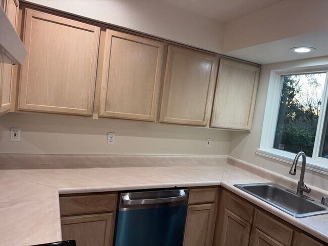 Building Photo - Stunning 2 Bed, 2.5 Bath Townhouse — Fully Renovated!