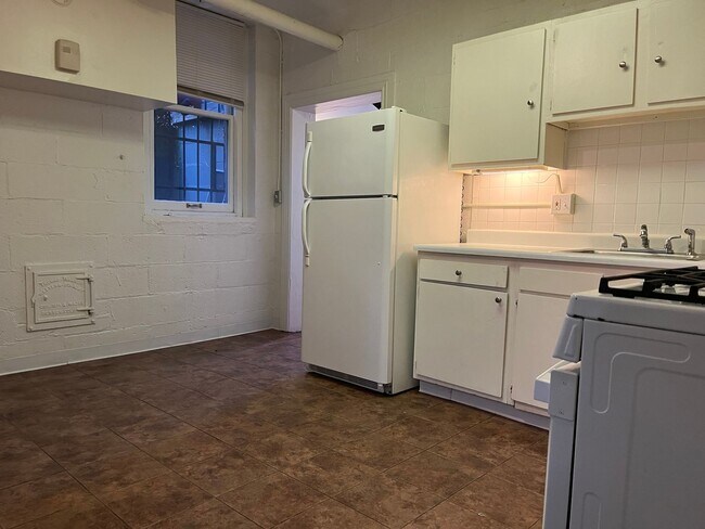 Building Photo - Large Affordable Basement Apartment