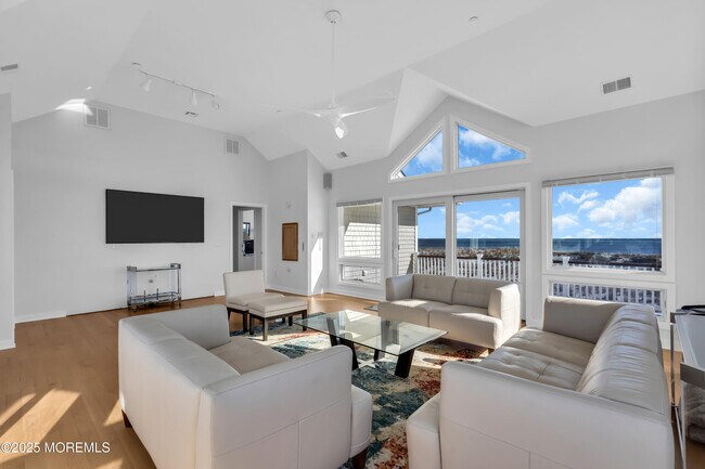 Building Photo - 913 N Ocean Ave