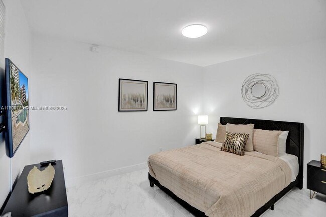 Building Photo - 5161 Collins Ave