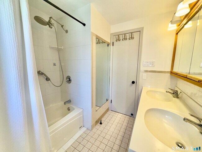 Building Photo - 14 Bower Rd