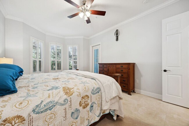 Building Photo - WALK TO THE BEACH!