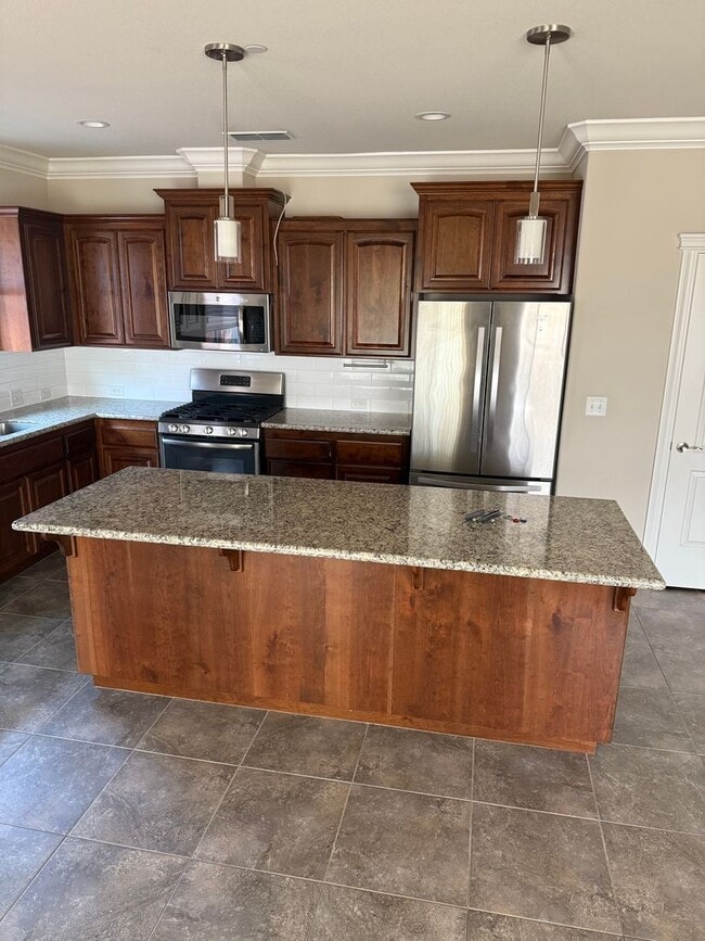 Building Photo - 3-bedroom, 2-bathroom home located in the ...