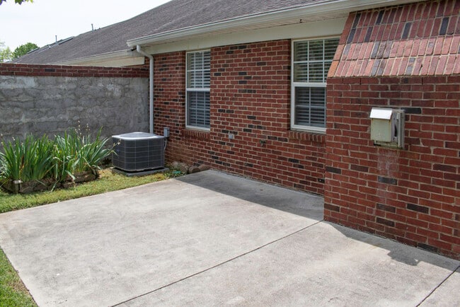 Building Photo - Updated 2BR 2.5BA Home w/ Lake Access • New Countertops • Patio in Farragut