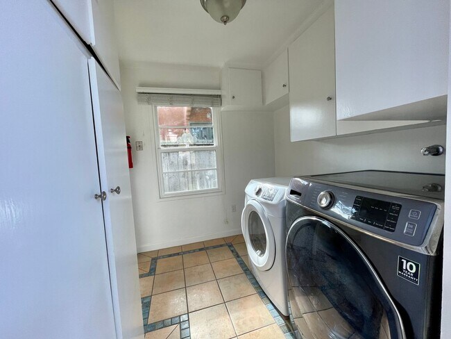 Building Photo - Adorable Two-Bedroom in the Hillcrest Area of Pacific Grove!