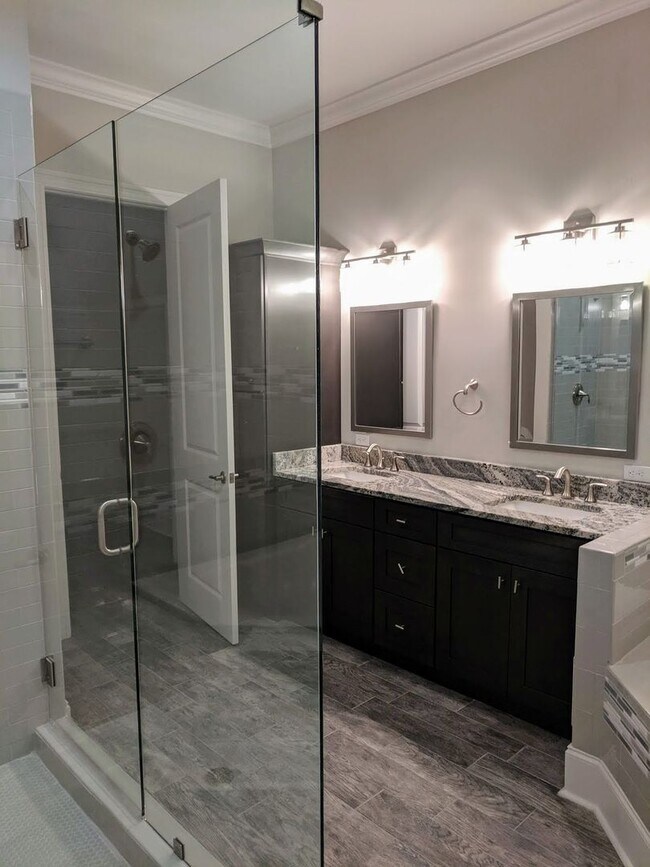 Building Photo - An amazing Townhouse for people who like b...