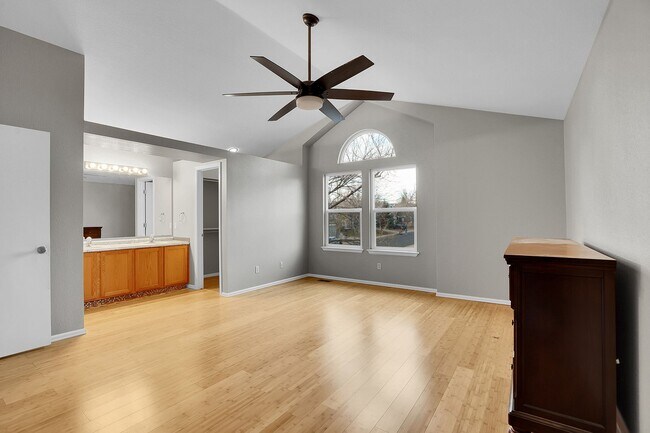 Building Photo - 5 bedroom, 3 1/2 bath home with attached 2 car garage