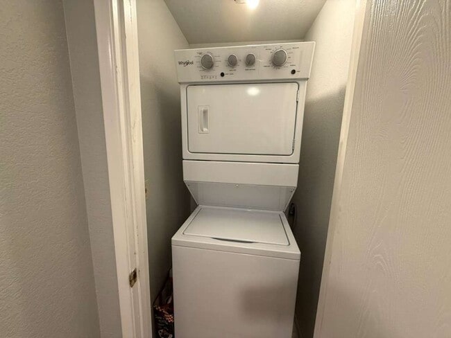 Building Photo - 2 Bedroom 2 Bathroom + Parking and Storage!