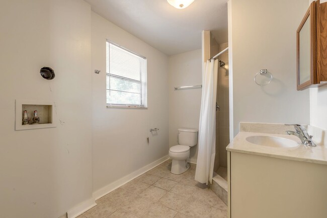 Building Photo - 3 Bedroom, 2 bathroom with mother-in-law a...