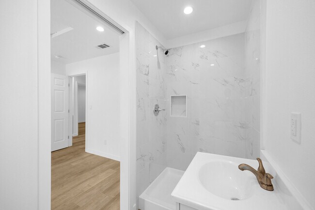 Building Photo - 309 N Catalina Ave