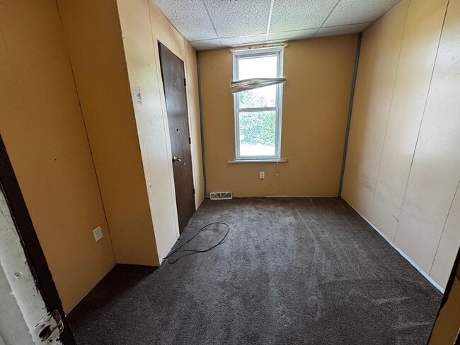 Building Photo - 2 Bdrm, 1 Bath Half House